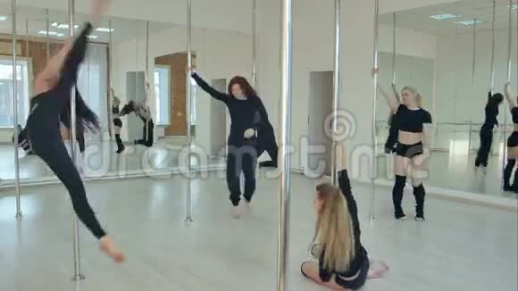 西班牙裔女性为他们的钢管舞课程伸展和热身视频的预览图