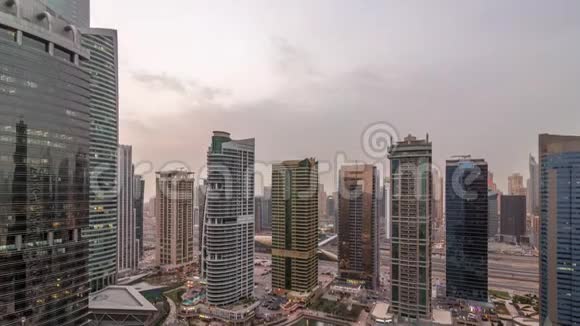 迪拜Jumeirah湖塔区的住宅和办公大楼白天到晚上视频的预览图
