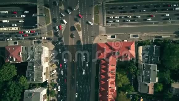 繁华城市街道的空中自上而下的景色视频的预览图