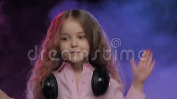 戴耳机的小女孩为DJ控制台播放吸烟背景视频的预览图