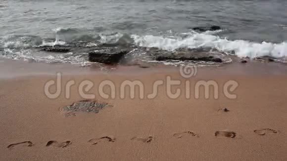 海浪在红海的海岸冲浪视频的预览图