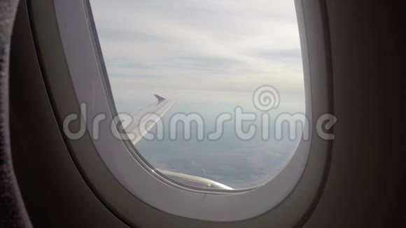 飞机舷窗客机翼蓝天高度陆地视频的预览图
