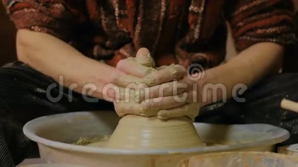 职业男性陶工在陶工车轮上使用粘土视频的预览图