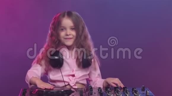 小女孩音乐家DJ控制台音乐慢动作视频的预览图