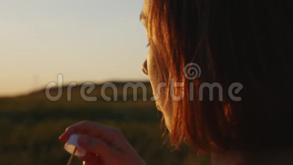 女人吹肥皂泡视频的预览图