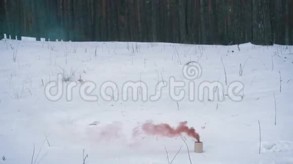 红色或粉红色的彩色烟雾视频的预览图