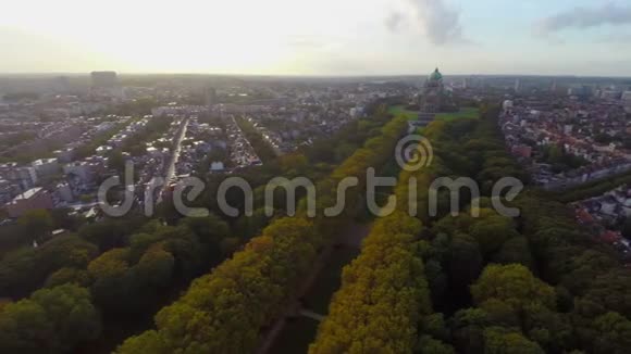 布鲁塞尔城市公园国家大教堂街景空中视频的预览图
