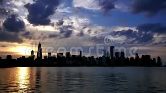 芝加哥的天际线在日落时分倒映在湖面上视频的预览图