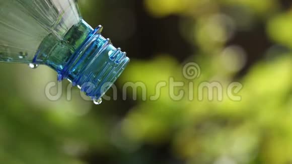 从干净的塑料水瓶中倒入新鲜的冷水视频的预览图