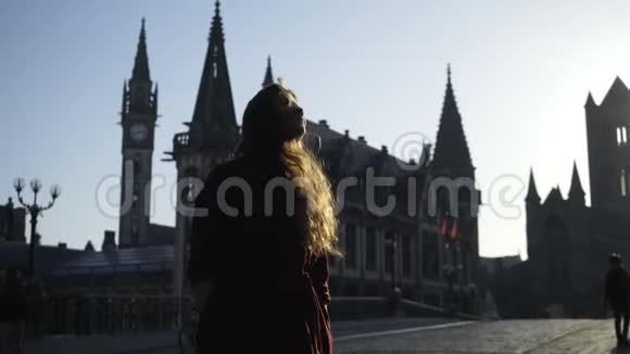 城里的女人四处张望视频的预览图