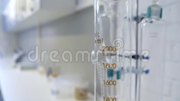关闭化学实验室的专业玻璃圆筒视频的预览图