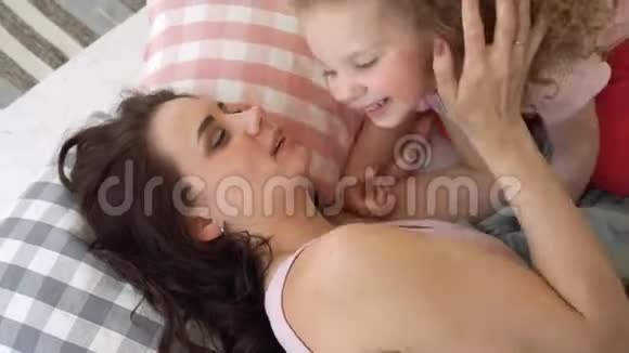 家人母女在床上聊天视频的预览图