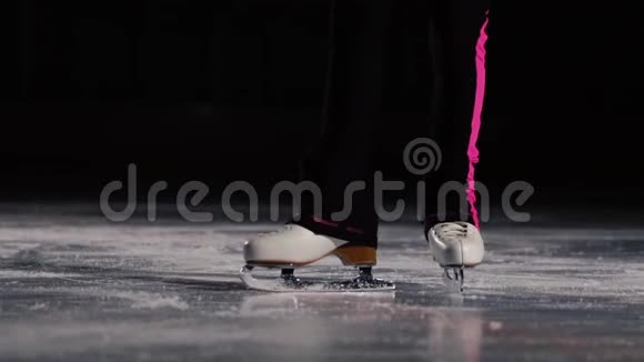 特写双腿穿着冰鞋走到冰上在框架中移动镜头在溜冰鞋后面动态移动视频的预览图
