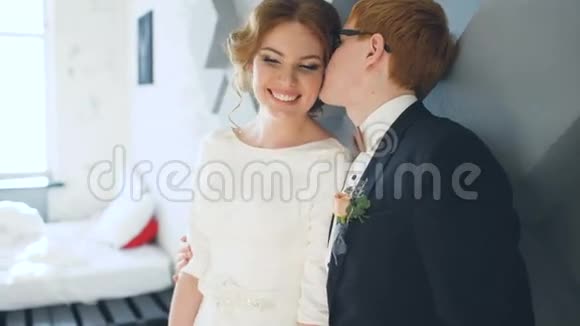 新婚夫妇在婚礼前互相亲吻和微笑视频的预览图