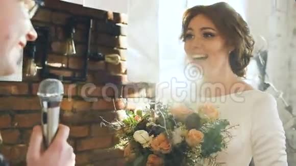 新郎新娘在婚礼上互相宣誓新娘有幸福的泪水视频的预览图