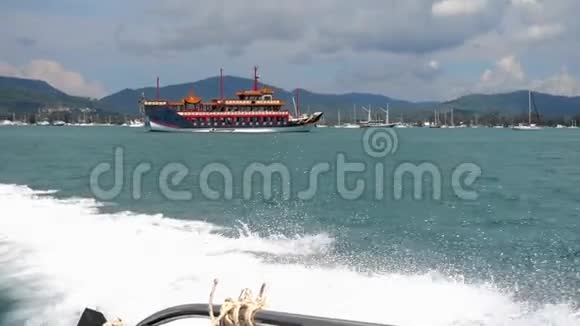 快艇从普吉沙龙湾出发视频的预览图
