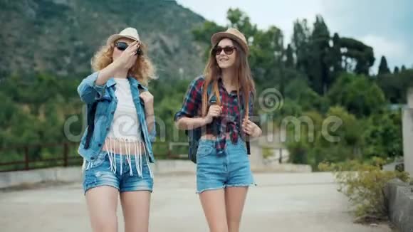 两位年轻漂亮的女性朋友在山野散步视频的预览图