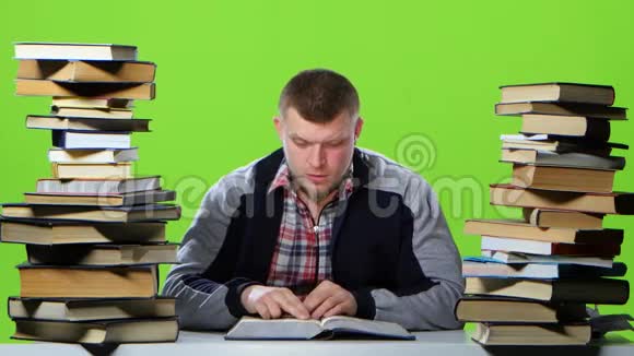 男人坐在桌子旁看书找到信息快乐绿色屏幕视频的预览图