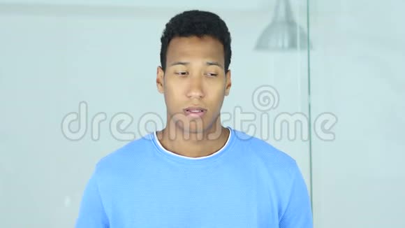 生病的美国黑人青年咳嗽咳嗽和喉咙痛视频的预览图