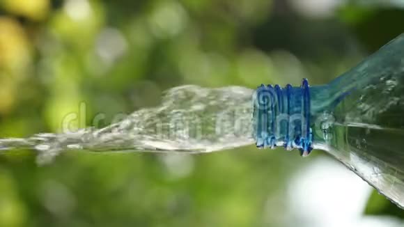 从干净的塑料水瓶中倒入新鲜的冷水视频的预览图
