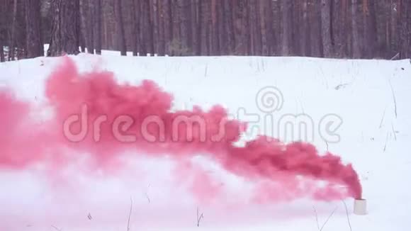 红色或粉红色的彩色烟雾视频的预览图