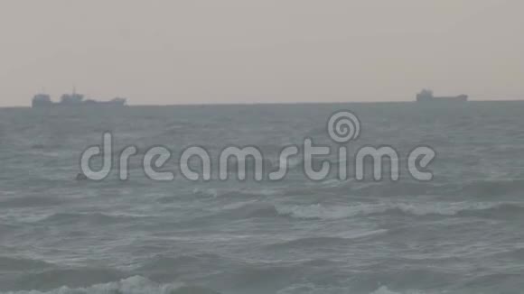 许多货船远观海景视频的预览图