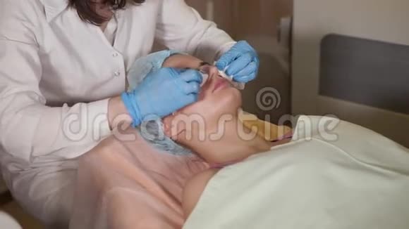美容手术美容师清洗女性病人的面膜视频的预览图
