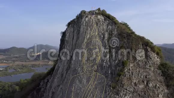 泰国芭堤雅2019年5月18日大金佛画在悬崖上巨大的绘图空中观景视频的预览图