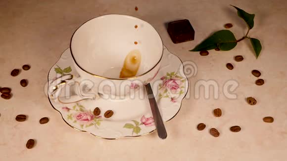 美味的黑咖啡和一片巧克力视频的预览图
