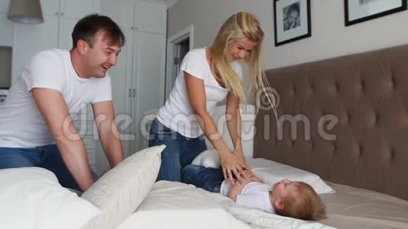 快乐的一家人在家玩枕头在床上打架视频的预览图