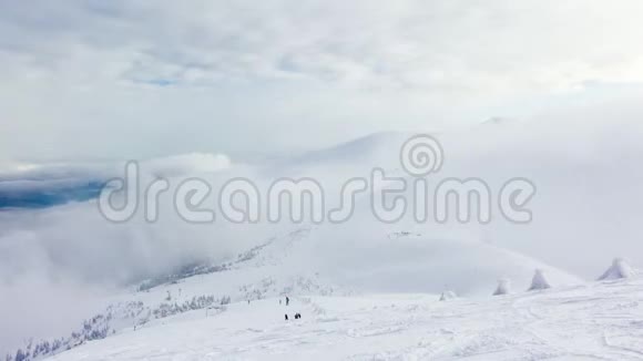 雪山和云彩时间流逝视频的预览图