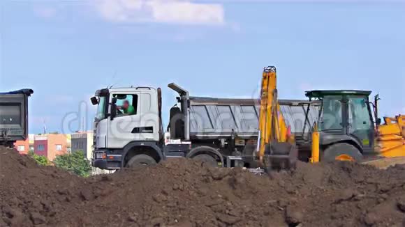 卡车和黄色挖掘机工作平台上的拖拉机时间流逝速度80x视频的预览图