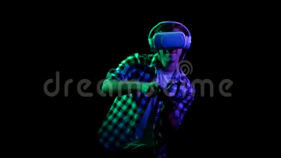 人在虚拟现实眼镜上玩游戏绿色灯光视频的预览图