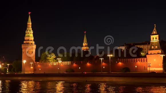 莫斯科河两岸的克里姆林宫城墙和塔楼视频的预览图