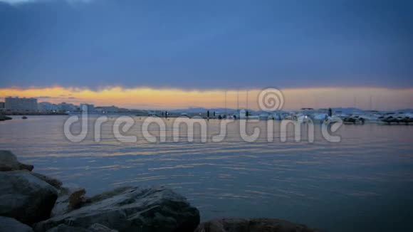 日落在安静的港口埃斯卡拉科斯塔布拉瓦视频的预览图
