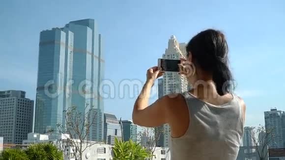 女人在电话里拍城市的照片视频的预览图