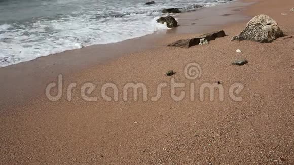 海浪在红海的海岸冲浪视频的预览图