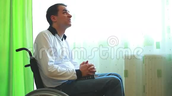 坐轮椅的年轻人在祈祷视频的预览图