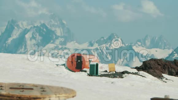 橙色金属桶旅游庇护所高山风景如画视频的预览图