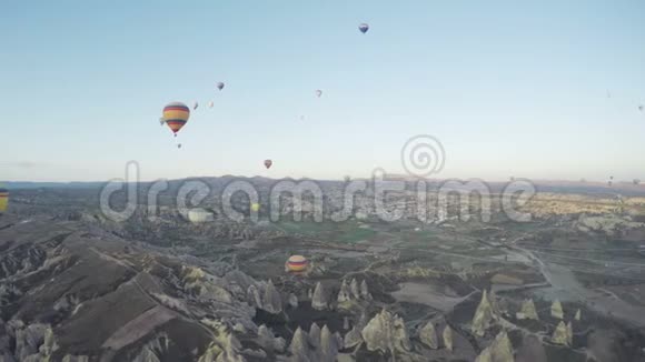 五颜六色的热气球飞越山谷在戈尔梅土耳其世界各地的游客来到卡帕多西亚视频的预览图