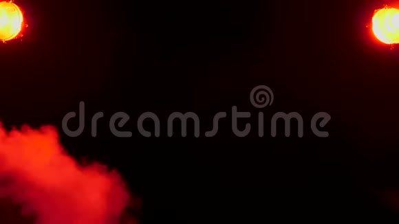 红色灯光下抽象的烟雾视频的预览图