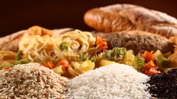 米饭和意大利面和面包视频的预览图