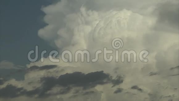 天空中蓬松的白色风暴云视频的预览图