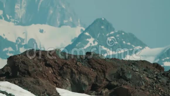 橙色金属鼓游客庇护所高山风景如画视频的预览图
