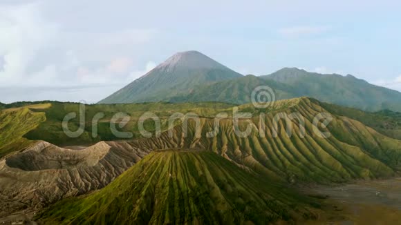 日出时布罗莫山的时间推移视频的预览图