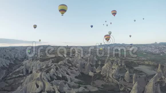 五颜六色的热气球飞越山谷在戈尔梅土耳其世界各地的游客来到卡帕多西亚视频的预览图