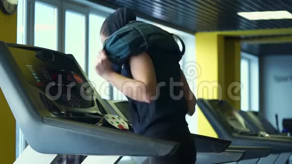 一个年轻的运动员在跑步机上工作改变跑步的强度视频的预览图