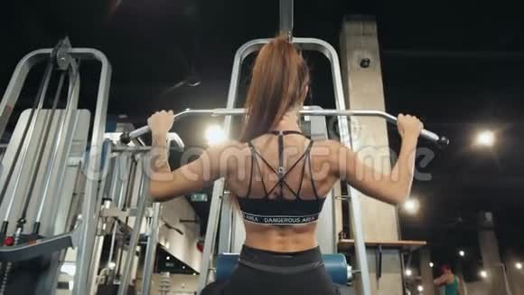 专业运动教练运动女孩完美的健身身体做锻炼艰苦的训练酒吧在倾斜的长凳上视频的预览图