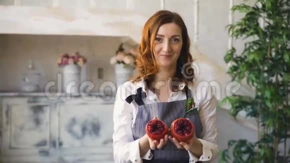 厨师女厨师穿着围裙在厨房里对着镜头微笑石榴视频的预览图
