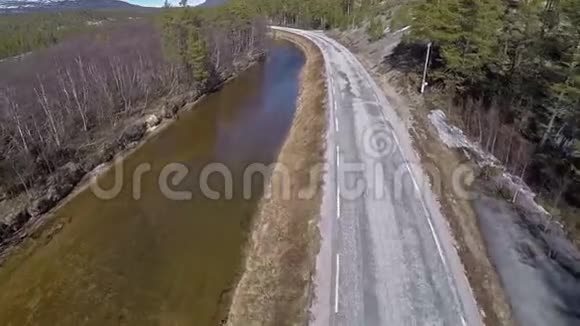 阳光明媚的一天在森林中观赏挪威的河流景观视频的预览图